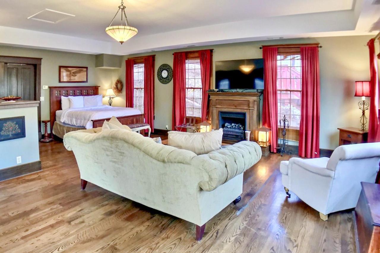 66 Center Street - The Carriage House, Queen Beds, Wifi, Cable Tv, Outdoor Sitting Area, Free On-Site Parking, Spa Tub For 2 Eureka Springs Exteriér fotografie