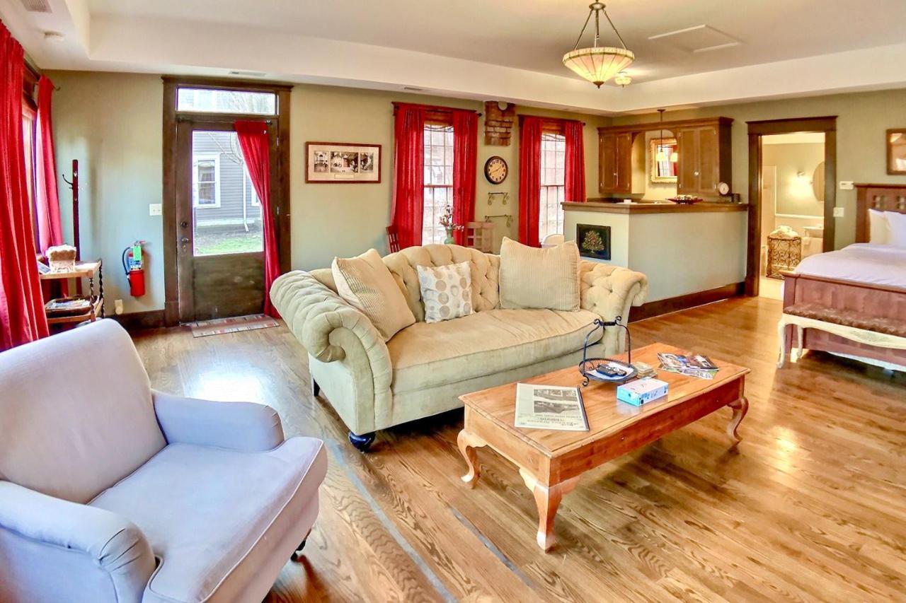 66 Center Street - The Carriage House, Queen Beds, Wifi, Cable Tv, Outdoor Sitting Area, Free On-Site Parking, Spa Tub For 2 Eureka Springs Exteriér fotografie